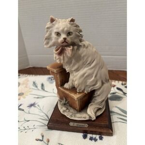 Giuseppe Armani Figurine/Sculpture Cat on Stairs 1983 Artist Signed chipped Ear.